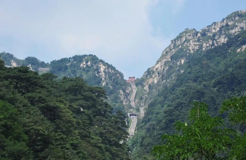 中天門是泰山高度的壹半嗎？揭秘中天門的神秘地位與文化意義