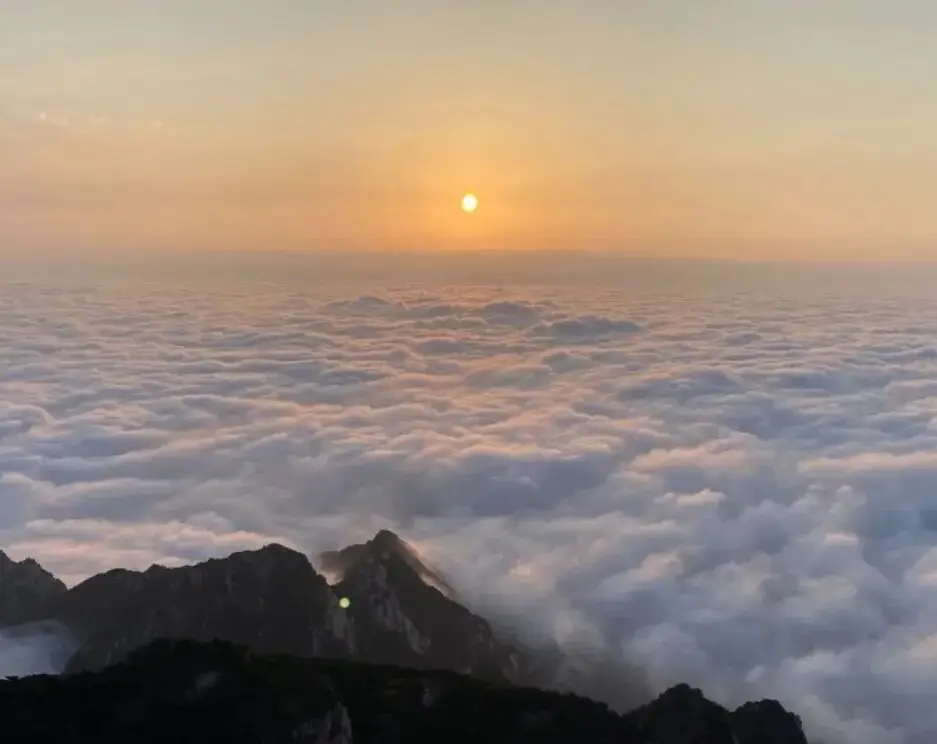 泰山雲海日出：壹半是雲海翻湧，壹半是日出熔金