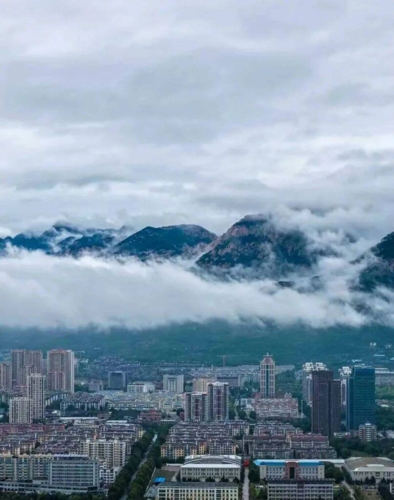 山腳下的泰安城
