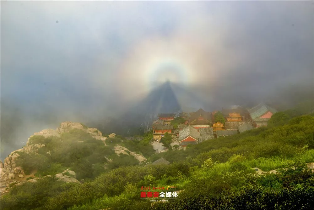 泰山碧霞祠上空閃現“佛光”奇觀！
