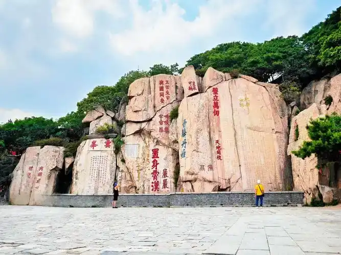 泰山石刻：鐫刻千年的文化瑰寶與自然史詩